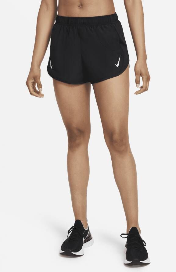Nike Swoosh Hardloopshorts met binnenbroek voor dames Zwart