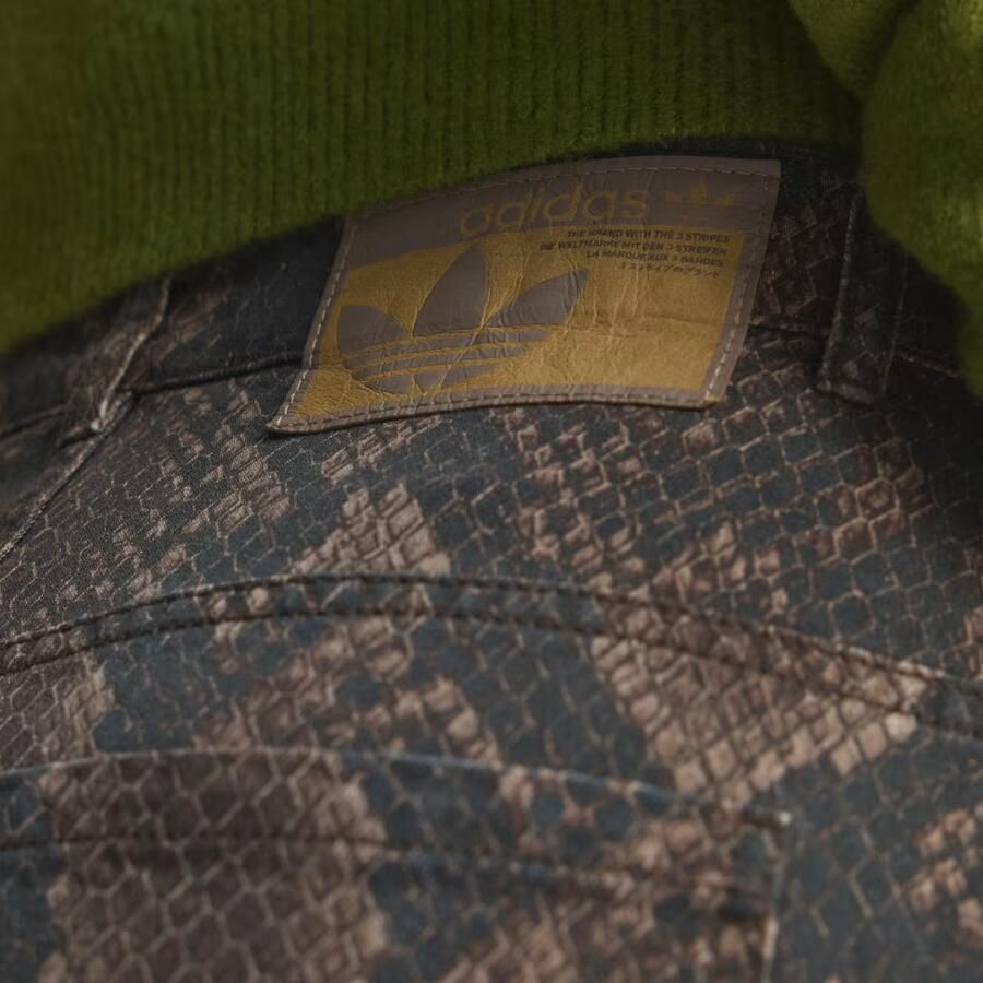 Adidas LOOSE-FIT DENIM BROEK MET SLANGENPRINT - Foto 4