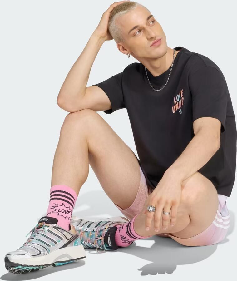 Adidas LOVE UNITES GFX T-SHIRT - Foto 3
