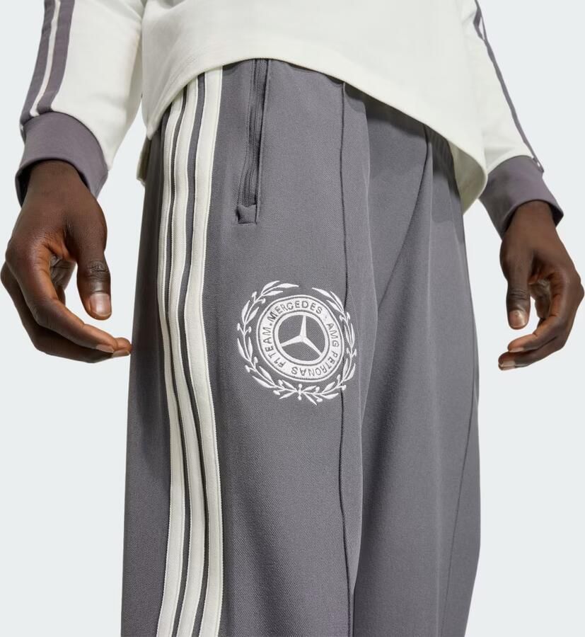 Adidas MERCEDES AMG PETRONAS FORMULE 1 TEAM SILVER ARROWS ICON TRAININGSBROEK MEN - Foto 3