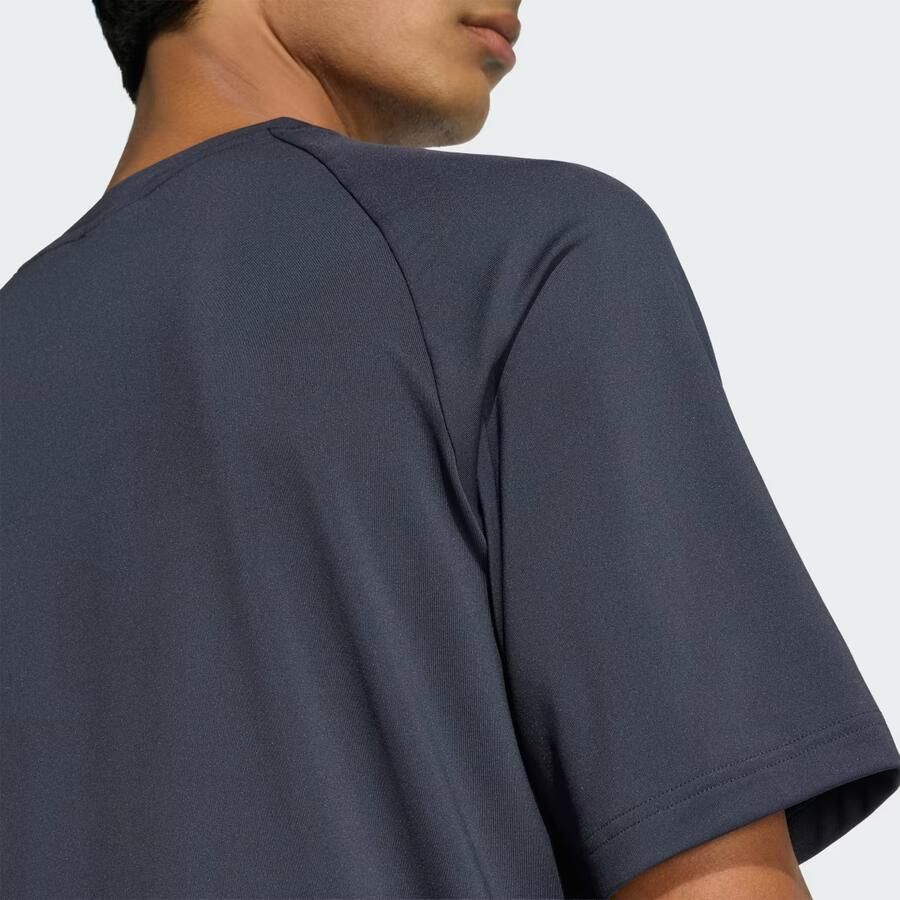 Adidas TECH TREFOIL ESSENTIALS POLYESTER T-SHIRT - Foto 2