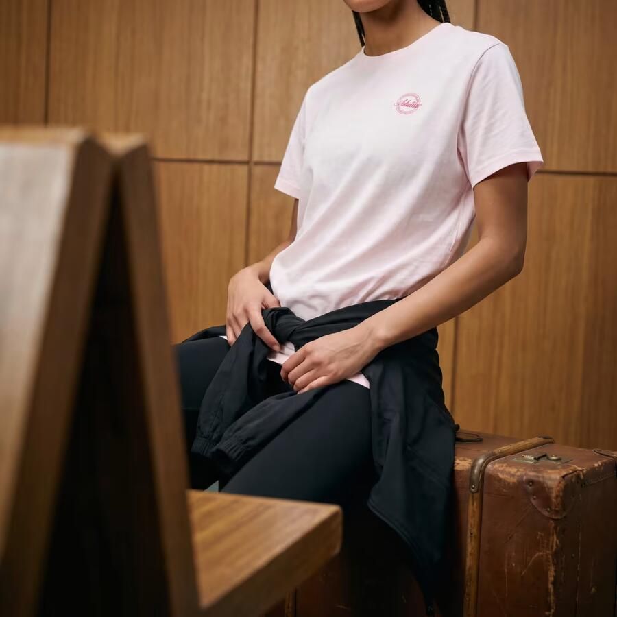 Adidas TRAVEL LOOSE GRAPHIC T-SHIRT - Foto 3