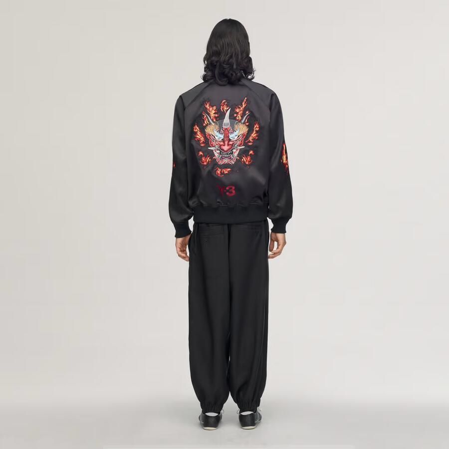 Adidas Y-3 SATIJNEN SOUVENIRJACK MET GEBORDUURDE GRAPHIC - Foto 2