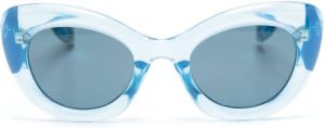 Alexander McQueen Eyewear The Curve zonnebril met cat-eye montuur Blauw