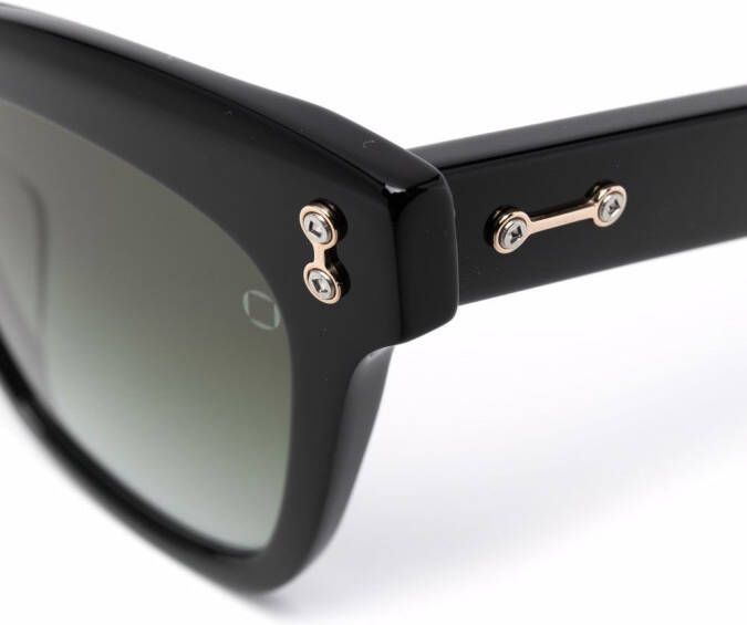 Akoni Vela zonnebril met cat-eye montuur Zwart