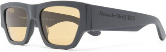 Alexander McQueen Eyewear Zonnebril met gegraveerd logo Grijs