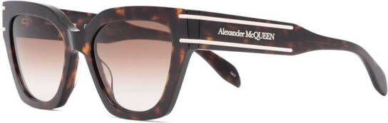 Alexander McQueen Eyewear Zonnebril met kattenoog montuur Bruin