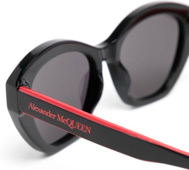 Alexander McQueen Eyewear Zonnebril met cat-eye montuur Zwart