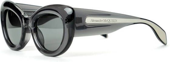 Alexander McQueen Eyewear Zonnebril met gegraveerd logo Grijs