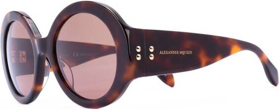 Alexander McQueen Eyewear zonnebril met ministuds rond montuur Bruin