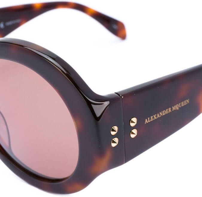Alexander McQueen Eyewear zonnebril met ministuds rond montuur Bruin