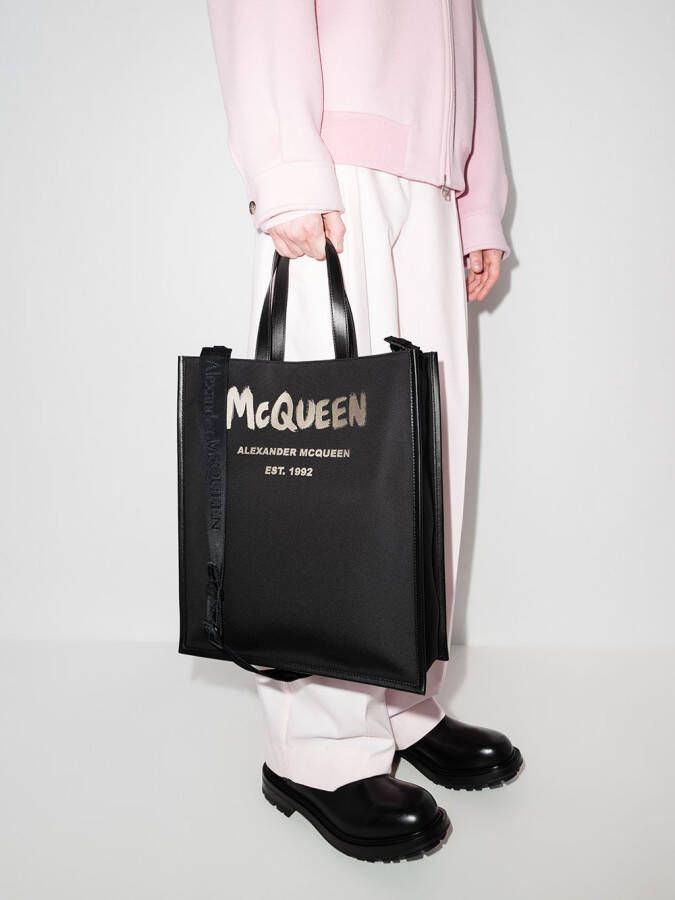 Alexander McQueen Shopper met geborsteld logo Zwart