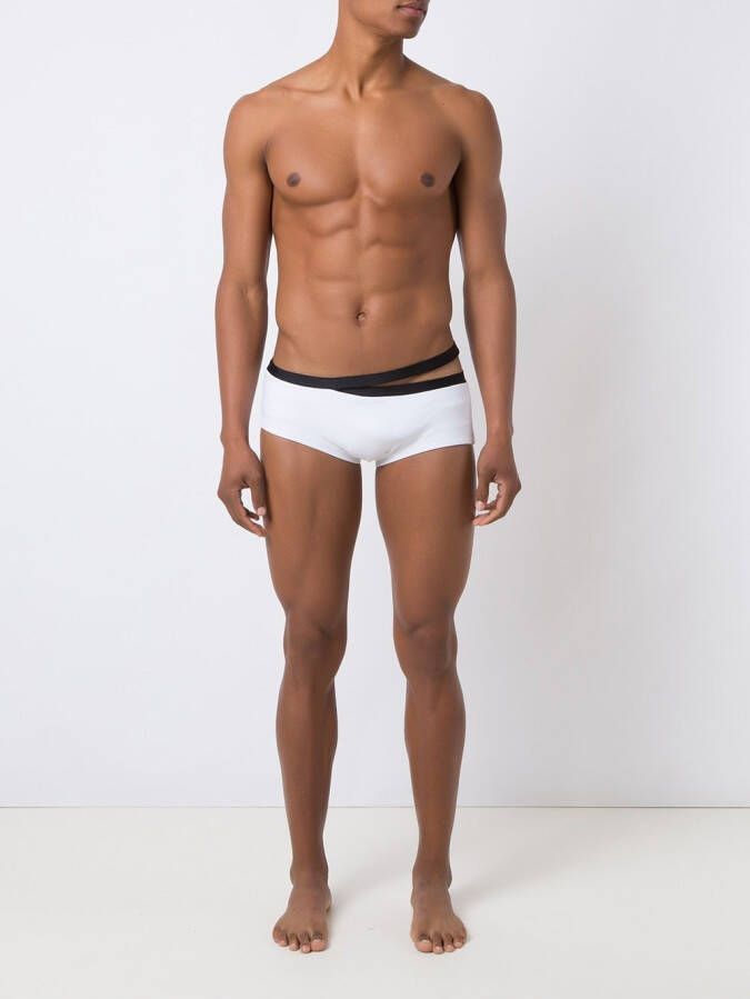 Amir Slama cut-out s Wit