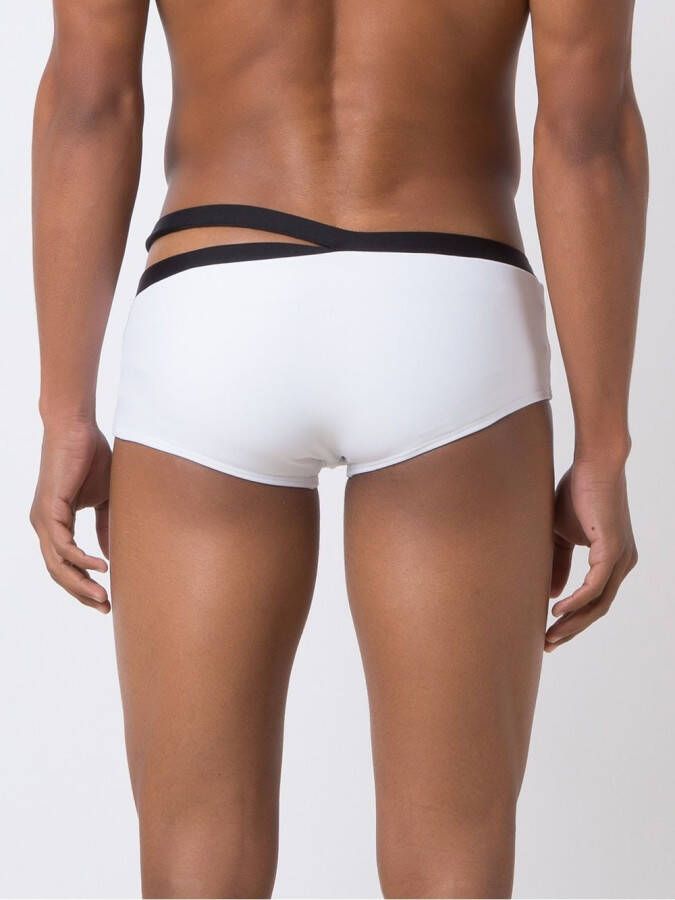 Amir Slama cut-out s Wit