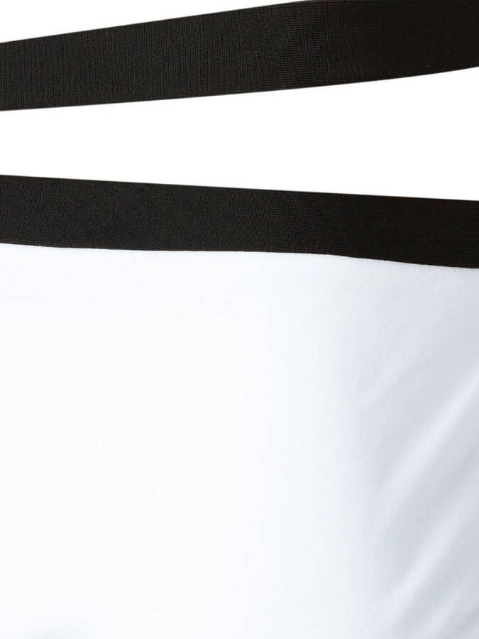 Amir Slama cut-out s Wit