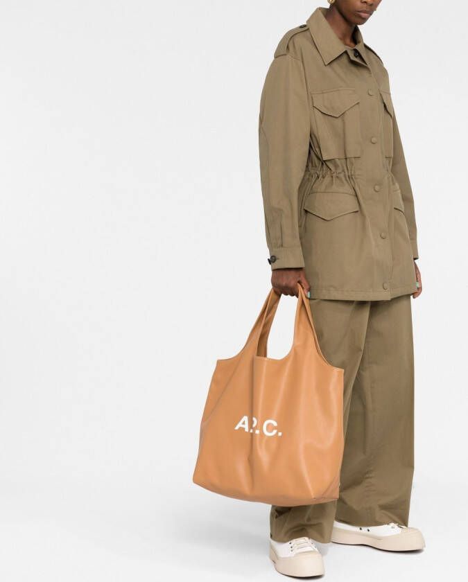 A.P.C. Shopper met logoprint Bruin