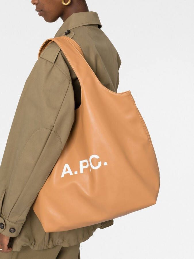 A.P.C. Shopper met logoprint Bruin