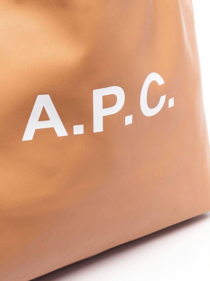 A.P.C. Shopper met logoprint Bruin
