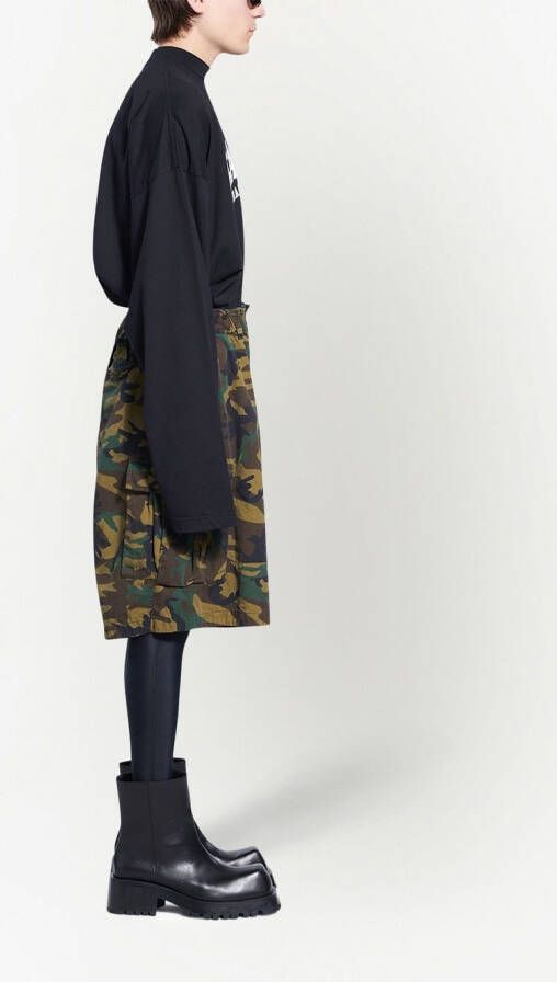 Balenciaga Shorts met camouflageprint Bruin