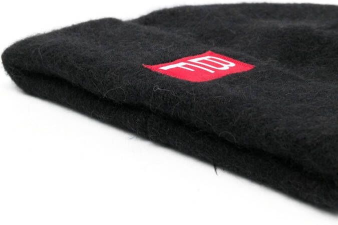 BY FAR Muts met logopatch Zwart