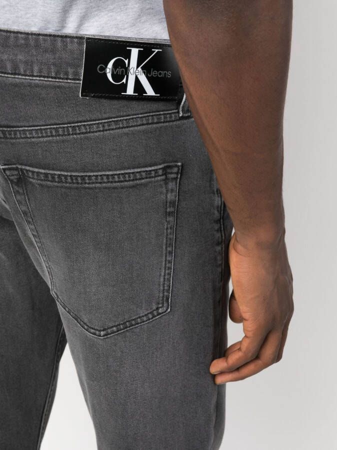 Calvin Klein Jeans met toelopende pijpen Zwart