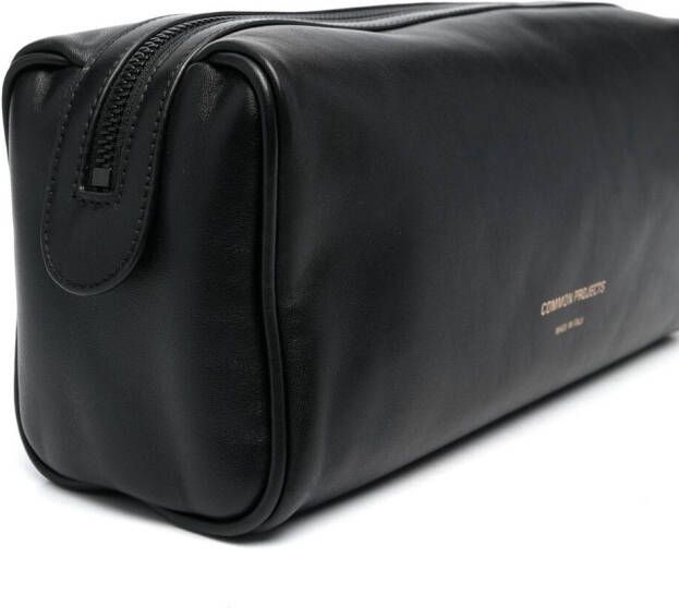 Common Projects Toilettas met gegraveerd logo Zwart