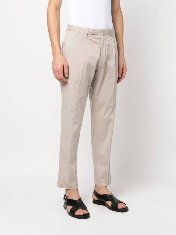 Dell'oglio Chino met geplooid detail en toelopende pijpen Beige