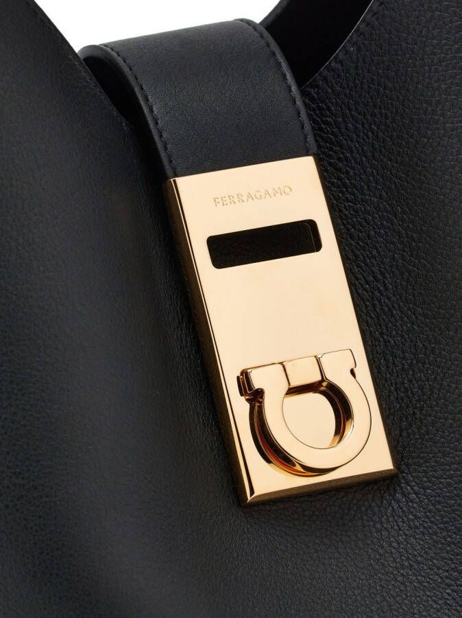 Ferragamo Gancini hobo tas met gesp Zwart
