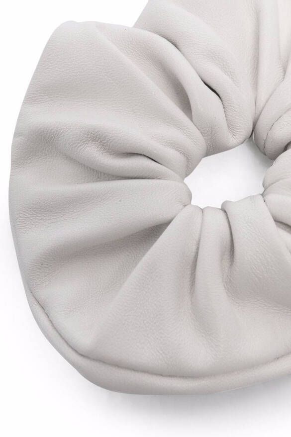 Manokhi Leren scrunchie Wit