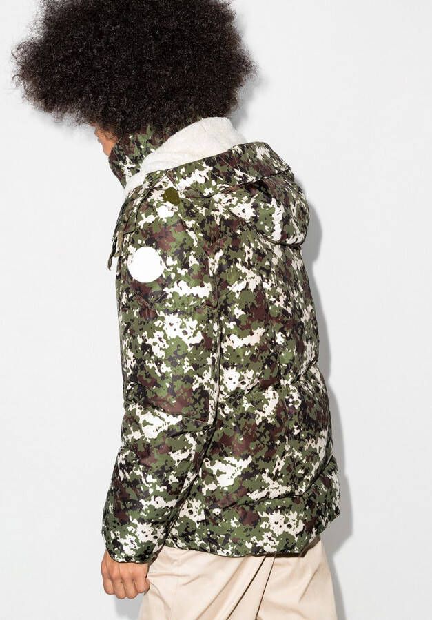 Moncler Donsjack met camouflageprint Wit