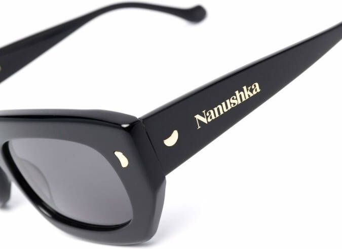 Nanushka Zonnebril met cat-eye montuur Zwart