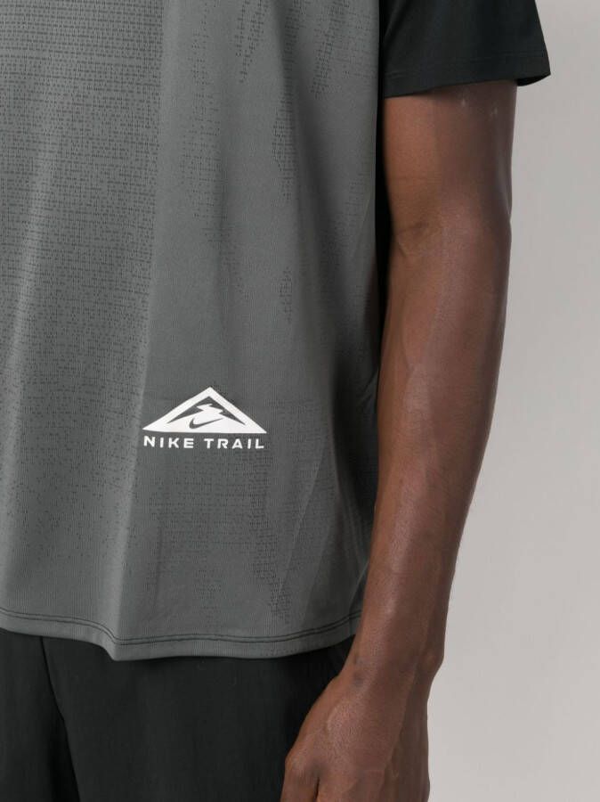 Nike T-shirt met vlakken Grijs