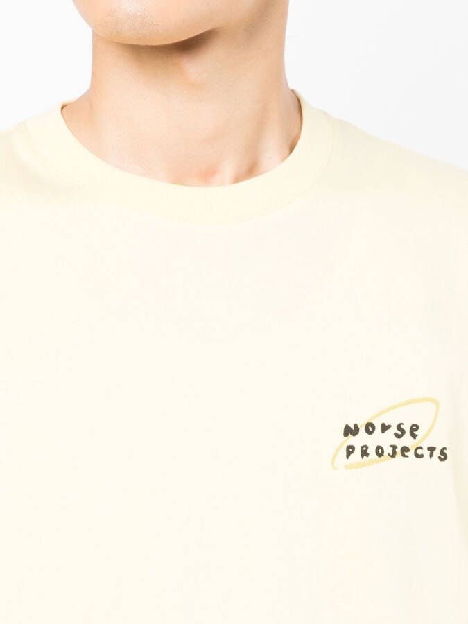 Norse Projects x Mayumi T-shirt met logoprint Geel