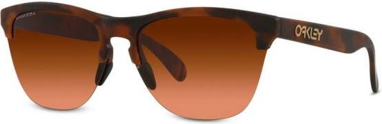 Oakley OO9374 Frogskins™ Lite zonnebril Bruin