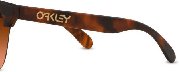 Oakley OO9374 Frogskins™ Lite zonnebril Bruin