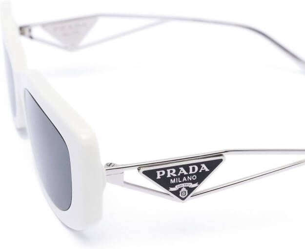 Prada Eyewear OPR14YS zonnebril met triangel logo Wit