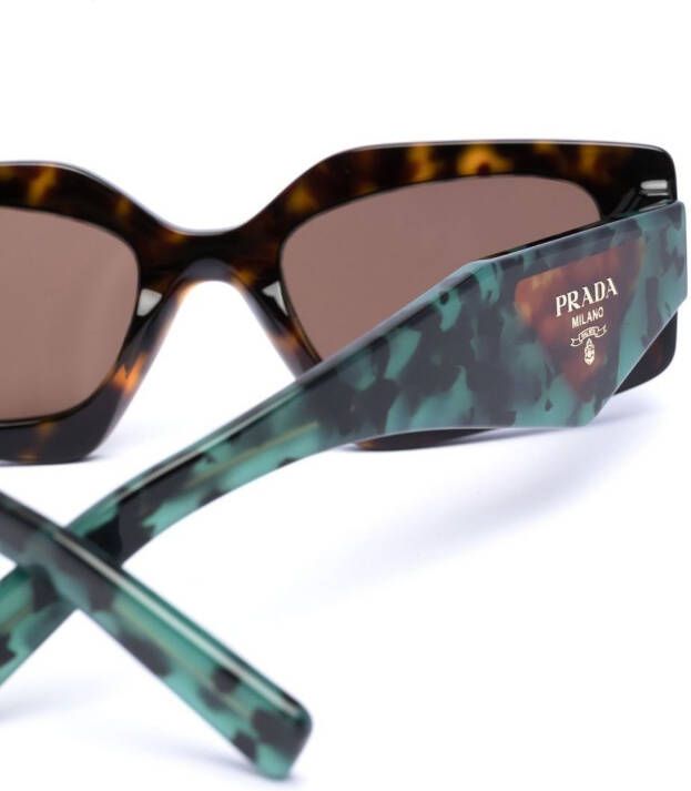 Prada Eyewear Temple zonnebril met schildpadschild design Bruin