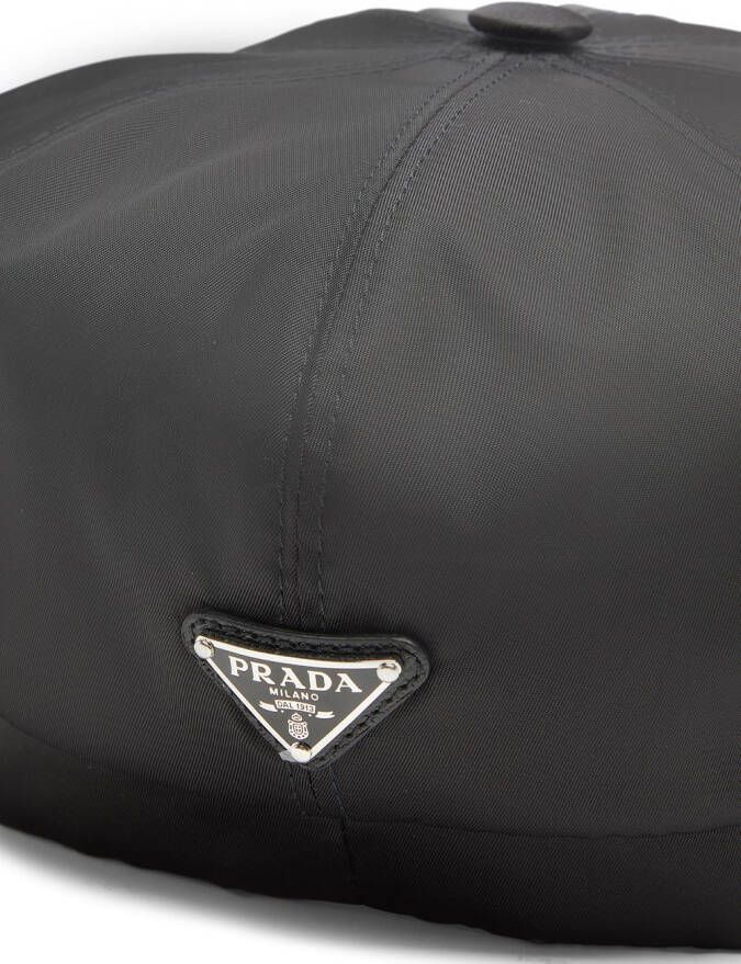 Prada Re-Nylon pet met logo Zwart