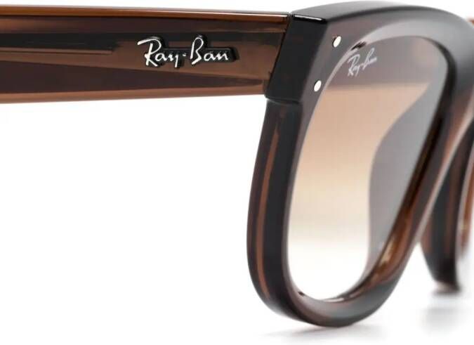 Ray-Ban Wayfarer Reverse zonnebril met vierkant montuur Bruin