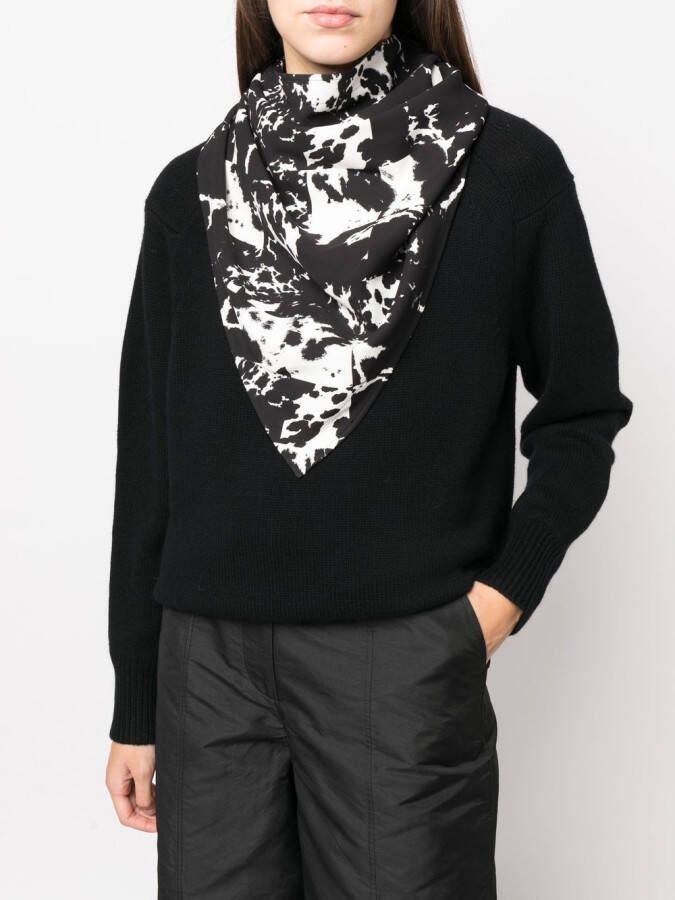 Rodebjer Sjaal met abstracte print Zwart