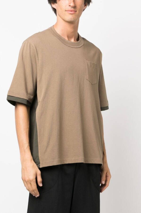 sacai T-shirt met colourblocking Bruin