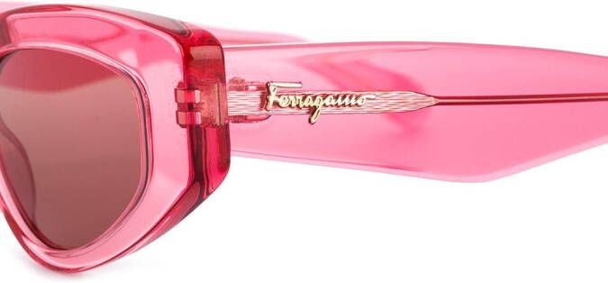 Ferragamo Zonnebril met kattenoog montuur Roze