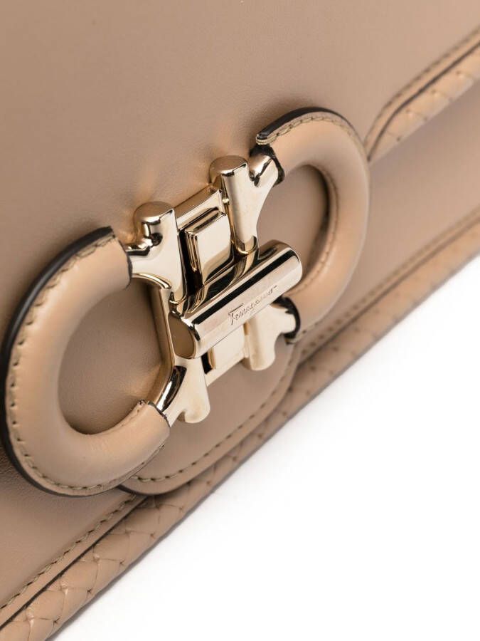 Ferragamo Schoudertas met logoplakkaat Beige