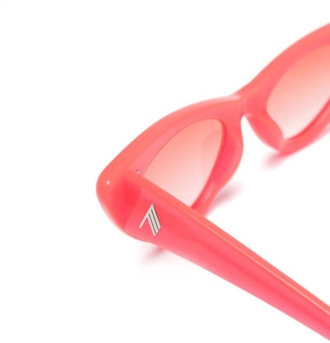 Linda Farrow x The Attico Vanessa zonnebril met cat-eye montuur Roze
