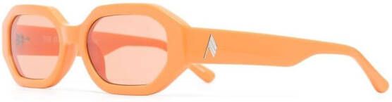 Linda Farrow Irene zonnebril met ovaal montuur Oranje