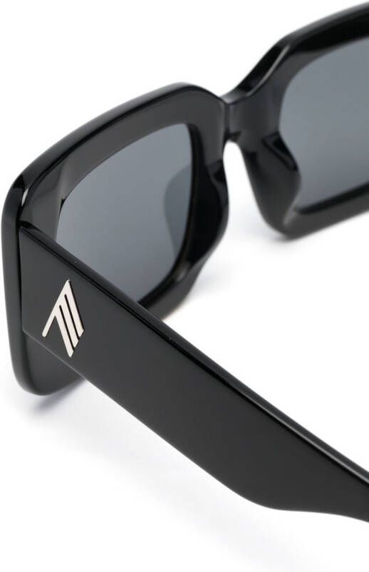Linda Farrow x The Attico Jorja zonnebril met vierkant montuur Zwart