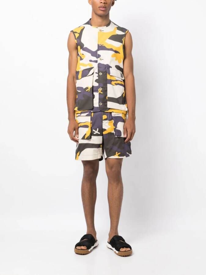The Power For The People Shorts met camouflageprint Beige