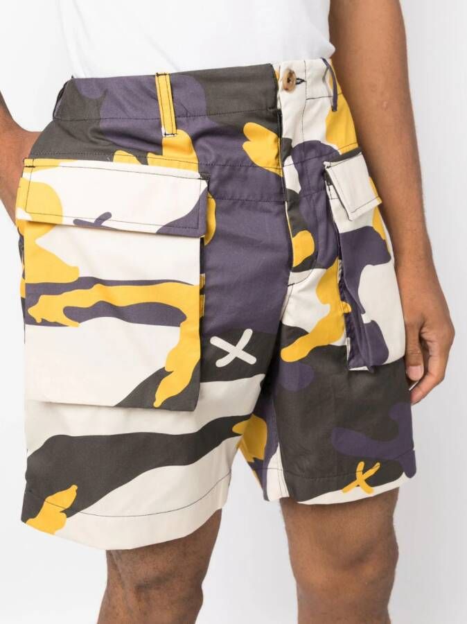 The Power For The People Shorts met camouflageprint Beige