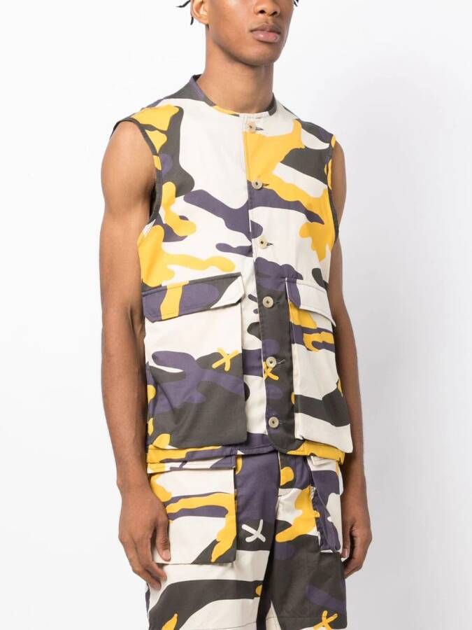 The Power For The People x Levi Kiss gilet met camouflageprint Beige