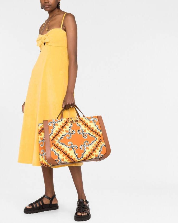 Valentino Garavani VLogo shopper met bandanaprint Oranje